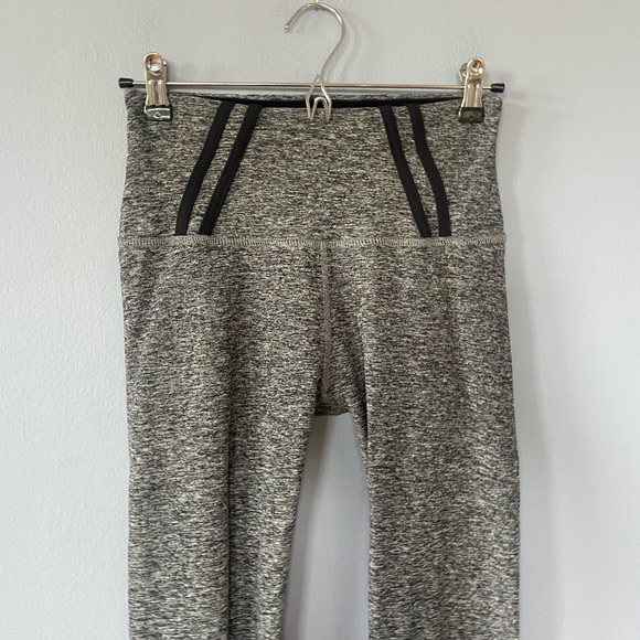 Beyond Yoga Stripe Down High Waisted Legging in Grey Size Medium - Picture 2 of 5